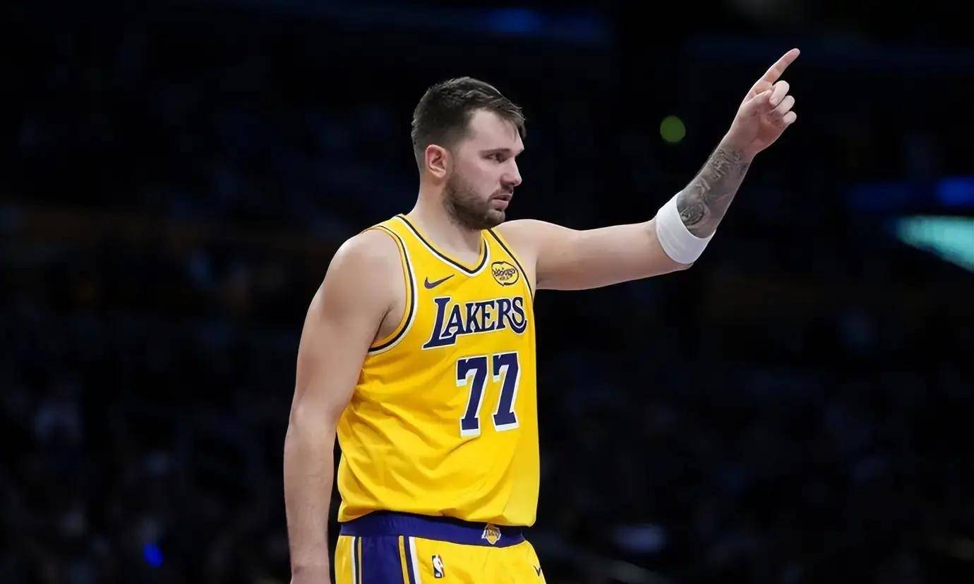 关于东契奇回归赛场，精彩发挥首场状态亮眼，独行侠观众沸腾！的信息